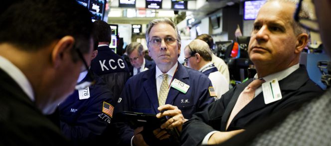 Varios corredores de bolsa trabajan en la Bolsa de Nueva York.