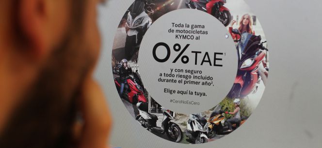 Una persona consulta la página web del fabricante de motocicletas Kymco.