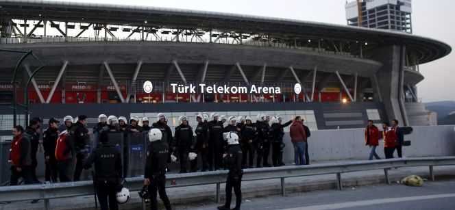 El estadio del Galatasaray, evacuado por la policía.