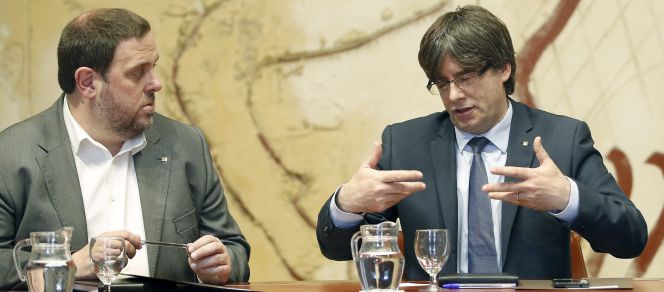 El consejero de Economía, Oriol Junqueras, y el presidente de la Generalitat de Cataluña, Carles Puigdemont.