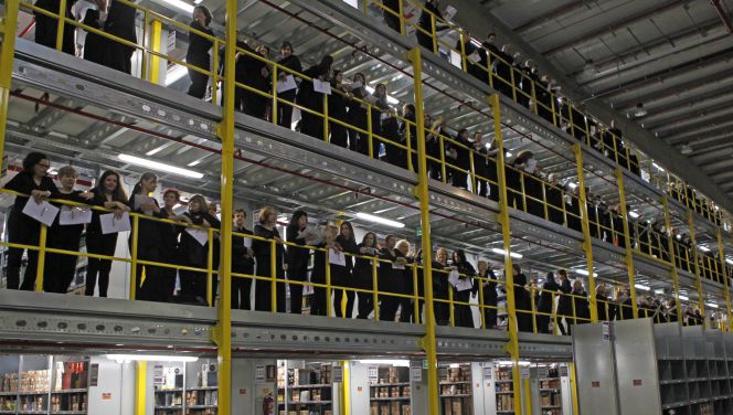 En la imagen, centro logístico de Amazon.