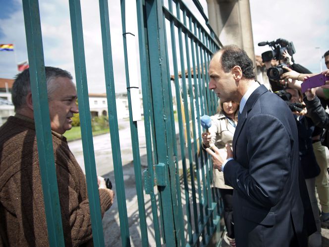 El Presidente de Cantabria e 2014, Ignacio Diego (d) saluda a miembros del comité de empresa de Sniace durante un encierro en la planta.