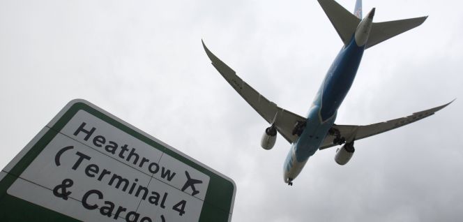 Un avión en el aeropuerto de Heathrow
