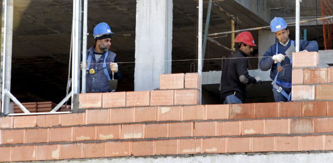 Tres obreros trabajan en la construcción de una vivienda. EFEArchivo