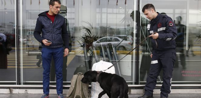 Policías turcos registran el equipaje de un pasajero en el aeropuerto de Ataturk en Estambul (Turquía) hoy, 23 de marzo de 2016. La seguridad se ha visto incrementada en aeropuertos de todo el mundo tras los atentados de ayer en Bruselas en los que fallecieron al menos 31 personas y más de 200 resultaron heridas.