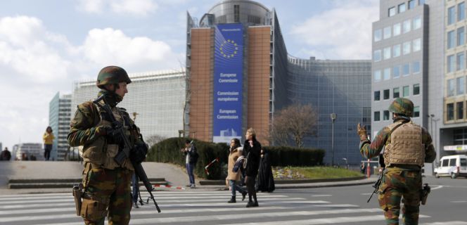 Soldados belgas vigilan el exterior del edificio de la Comisión Europea, minutos después de los ataques.