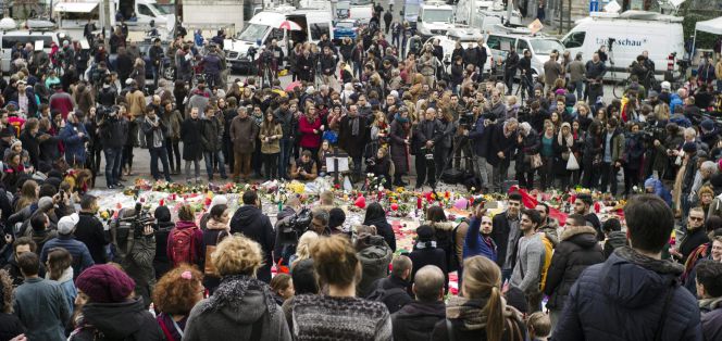 Un grupo de ciudadanos se concentran en la Plaza de la Bolsa de Bruselas (Bélgica) en recuerdo de las víctimas, un día después de los atentados, hoy, 23 de marzo de 2015.