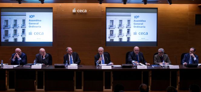 De izquierda a derecha: Fernando Conlledo Secretario General de Ceca; Carlos Egea Secretario del Consejo de CECA; Amado Franco, Vicepresidente del Consejo de CECA; Isidro Fainé, Presidente del Consejo de CECA, José María Méndez Director de Ceca y Cecabank; Braulio Medel; Vicepresidente del Consejo de CECA y Gregorio Villalabeitia Vicepresidente del Consejo de CECA