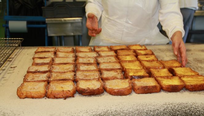 Del obrador de Valdemoro sale la mayoría de las torrijas.