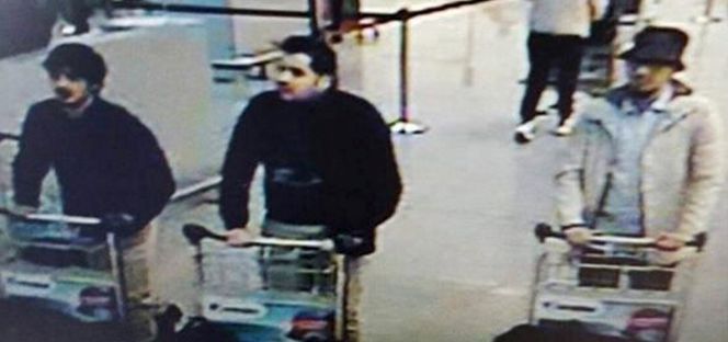 Circuito interno del aeropuerto de Bruselas en el que se ve a los tres sospechosos del atentado perpetrado ayer.