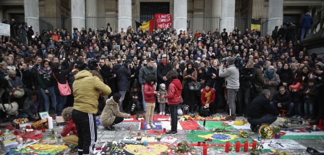 Concentración para guardar un minuto de silencio en la la Plaza de la Bolsa en mmeoria de los asesinados ayer en los atentados terroristas