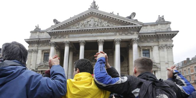 Manifestantes frene a la Bolsa de Bruselas.