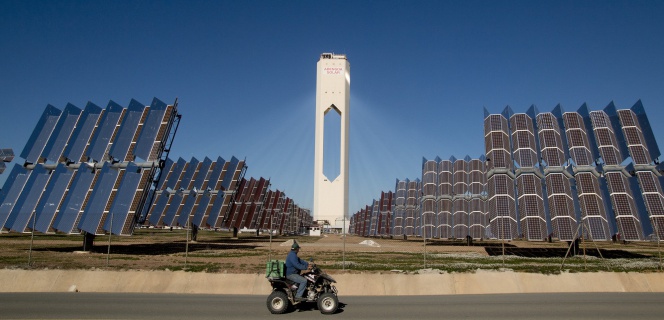 Planta solar de Abengoa en Sanlúcar la Mayor (Sevilla).