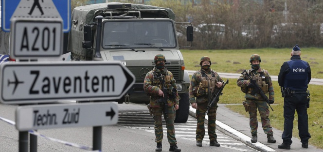 Soldados del ejército patrullan las inmediaciones del aeropuerto de Zaventem en Bruselas.