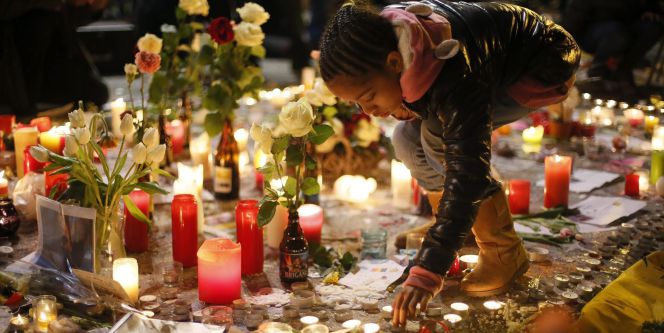 Cientos de personas asisten a un homenaje por las víctimas en la Plaza de la Bolsa en Bruselas (Bélgica).