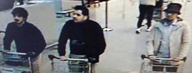 Circuito interno del aeropuerto de Bruselas en el que se ve a los tres sospechosos del atentado perpetrado ayer.