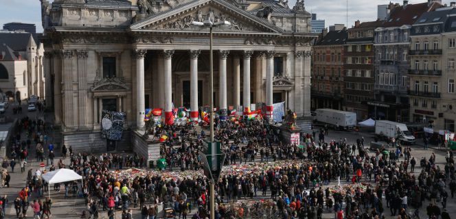 Homenaje a las víctimas del atenado frente al edificio de la Bolsa de Bruselas.