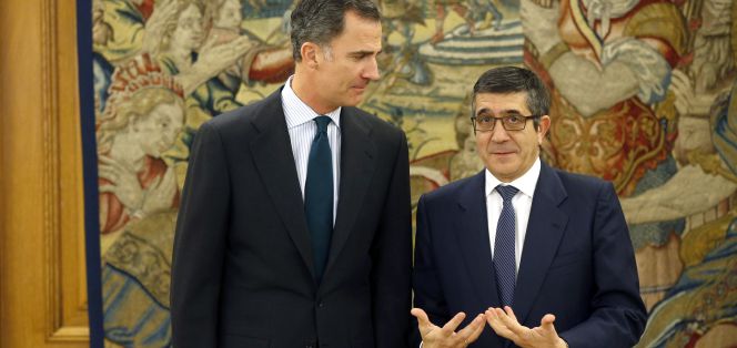 El Rey y el presidente del Congreso, Patxi López, el pasado 7 de marzo en el Palacio de la Zarzuela, en una reunión en la que el monarca comunicó su decisión de no iniciar "por el momento" nuevas consultas con los representantes políticos.