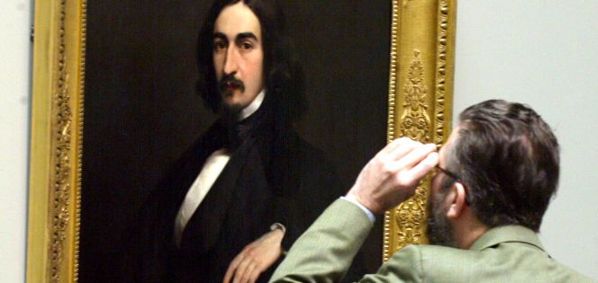 Una persona contempla un cuadro de una exposición patrocinada sobre el retrato español en el Museo del Prado. Juan Lázaro