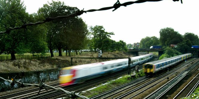 Trenes cerca de la estación de Clapham Junction en Londres
