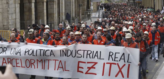 ESPAÑA ARCELOR ZUMARRAGA:GRA047. ZUMARRAGA (GUIPUZCOA), 19032016.- Los trabajadores de la planta de ArcelorMittal de Zumarraga celebran una manifestación en esta localidad guipuzcoana para protestar por los planes de la empresa, que plantea un "cese parcial de la actividad" en esta fábrica. EFEJuan Herrero