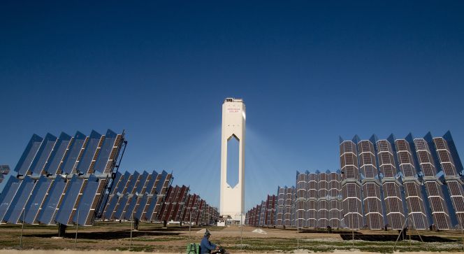 Planta solar de Abengoa en Sanlúcar la Mayor (Sevilla).rn
