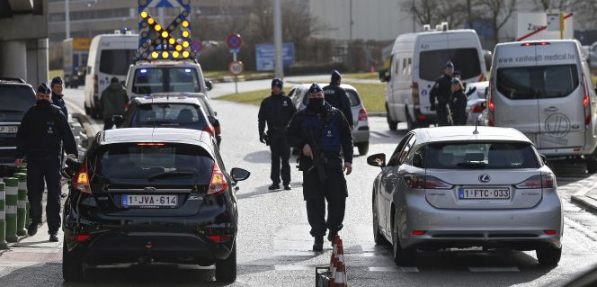 La policía revisa vehículos en el acceso al Aeropuerto de Zaventem, en Bruselas.