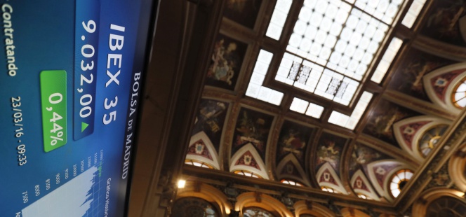 Panel informativo de la Bolsa de Madrid que muestra el principal selectivo español.