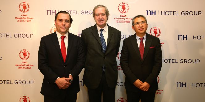 Federico J. González Tejera, CEO de NH Hotel Group; Manuel Valencia, embajador de España en China, y Haibo Bai, presidente y consejero delegado de HNA Hospitality Group.rn