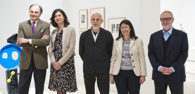 De izquierda a derecha, el galerista Guillermo de Osma, Mercedes Basso, directora general de la Fundación Arte y Mecenazgo, el pintor Carlos León, Elisa Durán, directora adjuntade la Fundación Bancaria la Caixa, y el coleccinoista José María Lafuente.