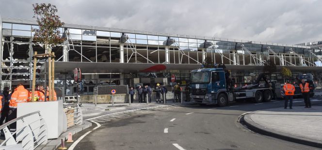 Vista de la fachada exterior del aeropuerto de Bruselas-Zaventem, Bélgica.