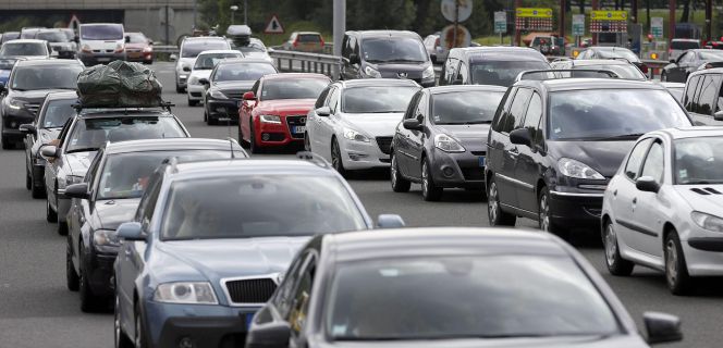 Coches en el peaje de la AP-8 de Irún (Gipuzkoa) sentido Bilbao.