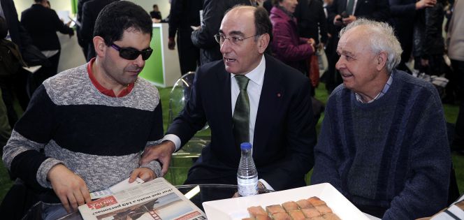 Ignacio Galán, presidente de Iberdrola, conversa con algunos asistentes a la junta general de accionistas del año pasado.