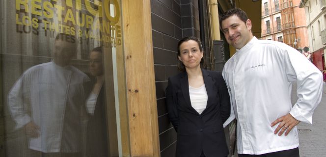 Noemí Martínez, jefa de sala y sumiller, y el chef Víctor Martín.