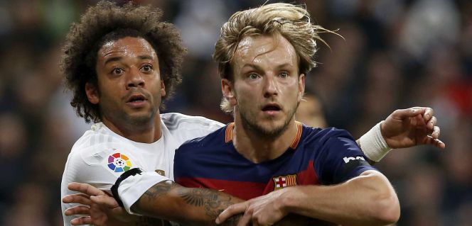 Los jugadores de Real Madrid y Barcelona, Marcelo e Ivan Rakitic, en el clásico disputado en el Santiago Bernabéu esta temporada