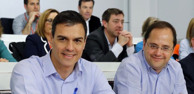 El secretario general del PSOE, Pedro Sánchez (i), junto al secretario de Organización, César Luena (d), al inicio de la reunión del Comité Federal del PSOE.