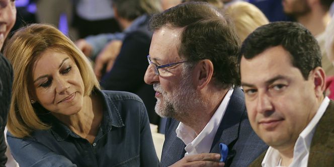 El líder del PP y presidente del Gobierno en funciones, Mariano Rajoy (c), acompañado por la secretaria general del partido, María Dolores de Cospedal, y el presidente del PP-A, Juanma Moreno, durante la Convención del PP sobre el pacto social que se celebra hoy en Sevilla.