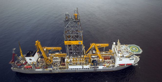 Fotografía facilitada por Repsol del Rowan Renaissance, el buque que la empresa utilizaba para las prospecciones en busca de petróleo en Sandía, en aguas próximas a Canarias.