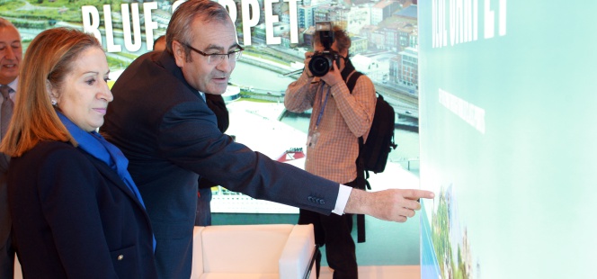 El presidente de Puertos del Estado, José Llorca, junto a la ministra de Fomento, Ana Pastor, en la feria española de turismo Fitur.