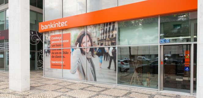 Imagen externa de una de las oficinas de Barclays en Portugal.