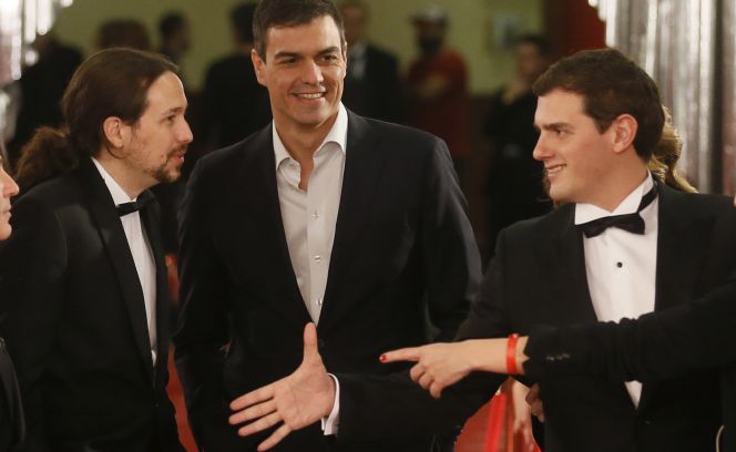 El líder de Podemos, Pablo Iglesias (i), el secretario general del PSOE, Pedro Sánchez (c), y el líder de Ciudadanos, Albert Rivera, a su llegada a la ceremonia de la 30 edición de los Premios Goya.