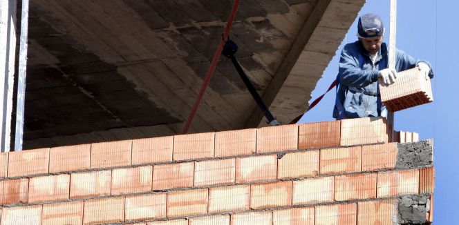 Un obrero trabaja en la construcción de una vivienda. EFEArchivo