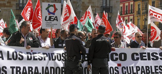 Varios efectivos de la policía ante una manifestación por León para rechazar los despidos que planea el Banco Ceiss. EFEArchivo