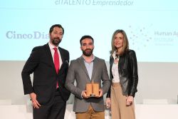 En el centro, el premiado Francisco Polo, acompañado de José Luís Gómez Mosquera, director gerente de CincoDías y Loles Sala, directora de Human Age Institute.