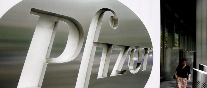 Foto de archivo tomada el 26 de junio de 2006 del logo de la empresa estadounidense Pfizer en la sede mundial de la compañía en Nueva York (Estados Unidos).