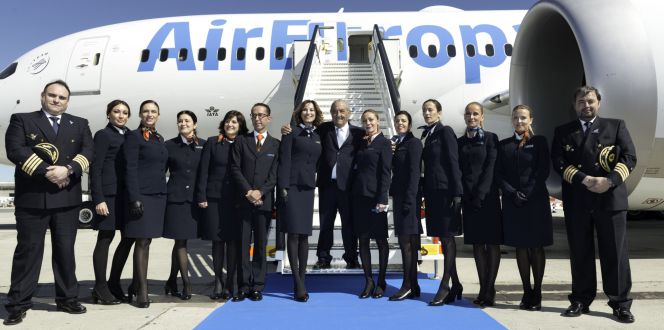El presidente de Globalia, Juan José Hidalgo, con la tripulación del nuevo 787 Dreamliner de Air Europa