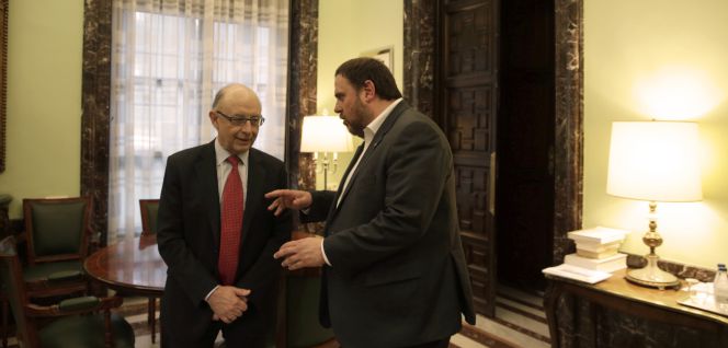 El vicepresidente de la Generalitat de Cataluña, Oriol Junqueras, junto al ministro de Hacienda, Cristóbal Montoro, en la reunión que mantuvieron el pasado 19 de marzo.