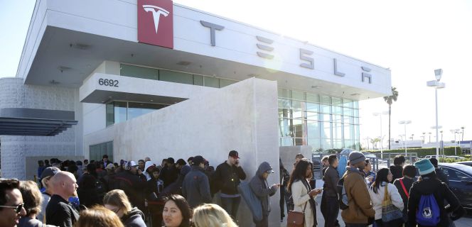 Decenas de personas hacen cola en un concesionario del fabricante de automóviles eléctricos de lujo Tesla, para adquirir el nuevo vehículo Model 3, en California (EE.UU.).