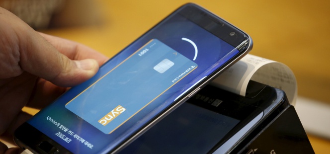 Un cliente paga con un móvil Samsung