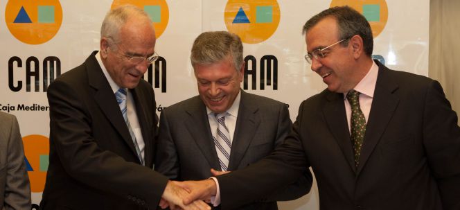 Vicente Sala y Modesto Crespo, antiguo y nuevo presidente de CAM, y Roberto López, director general de Caja de Ahorros del Mediterráneo.